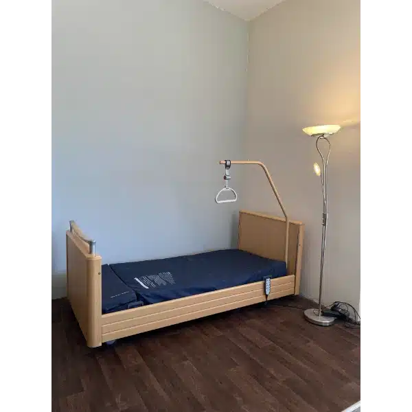 Ápolási ágy emelőrúddal és matraccal, világostölgy kivitelben