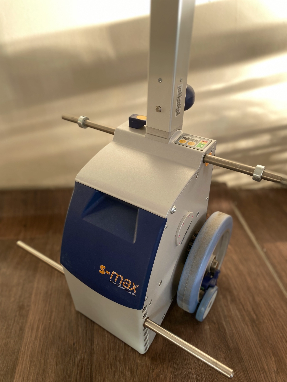 Kompakt gyógyászati segédeszköz, kevés helyet foglal, akkumulátorral