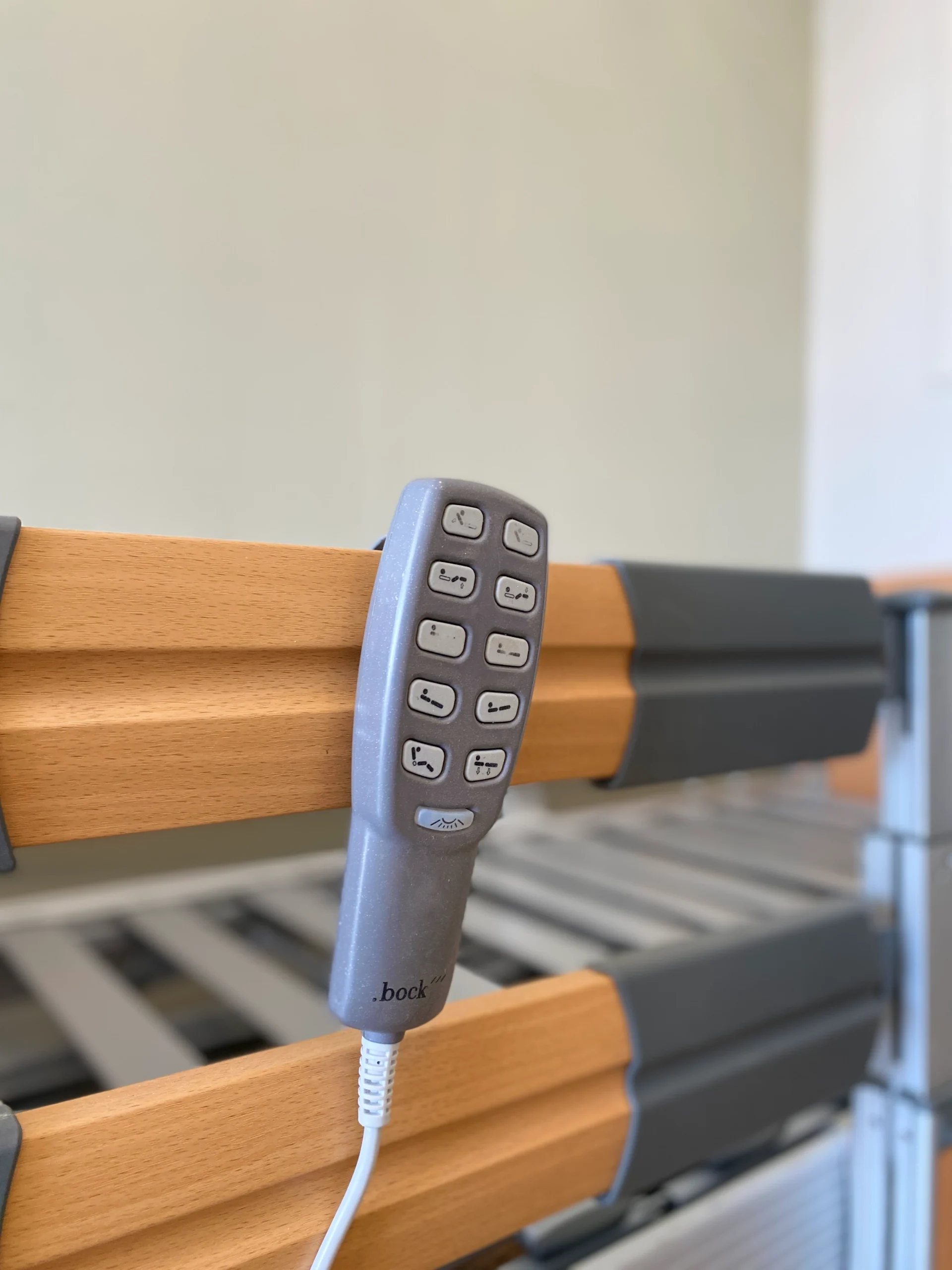 Bock elektromos betegágy kézi távirányítóval és osztott korláttal