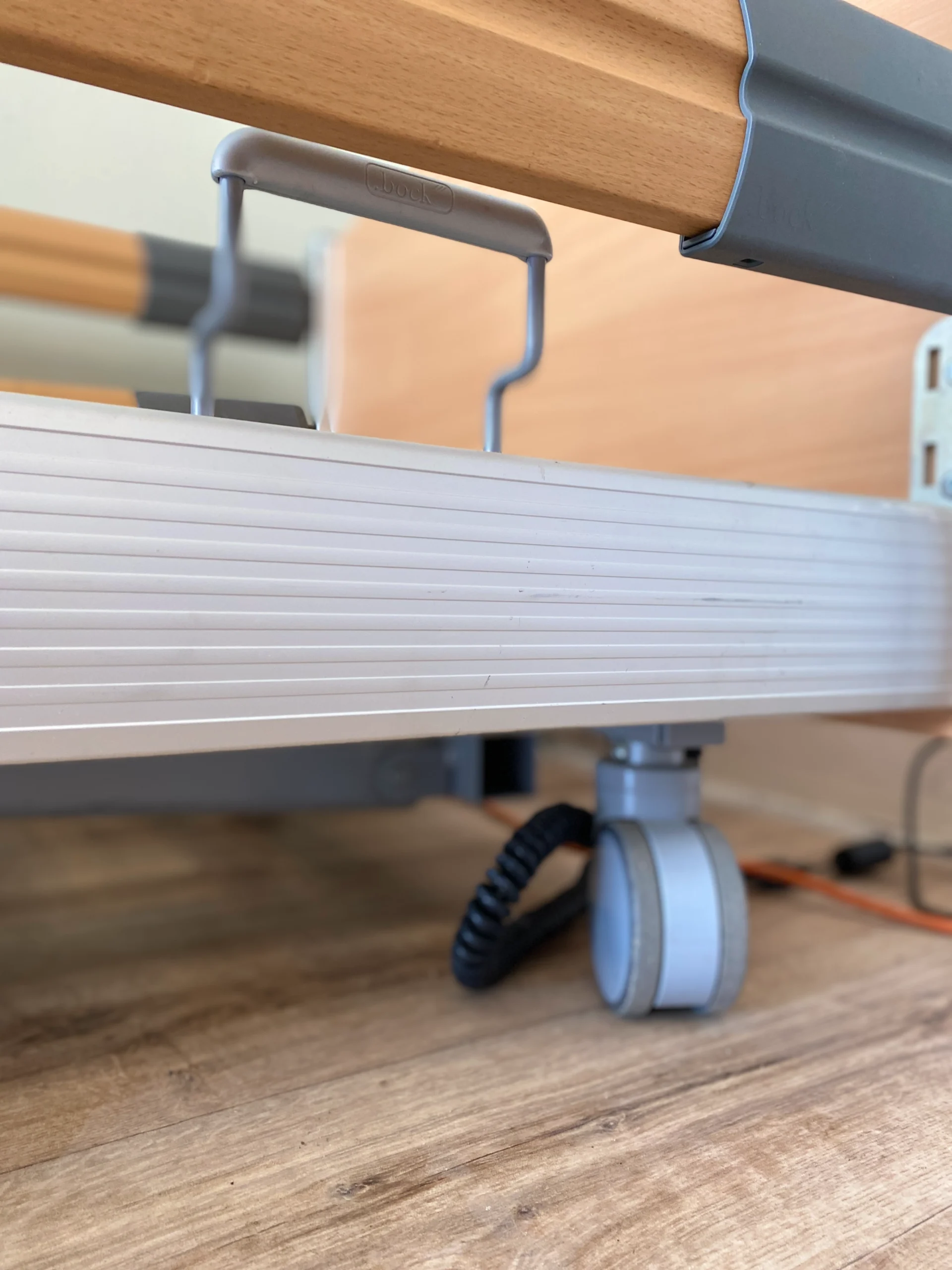 Fékezhető kerékkel szerelt Bock elektromos betegágy