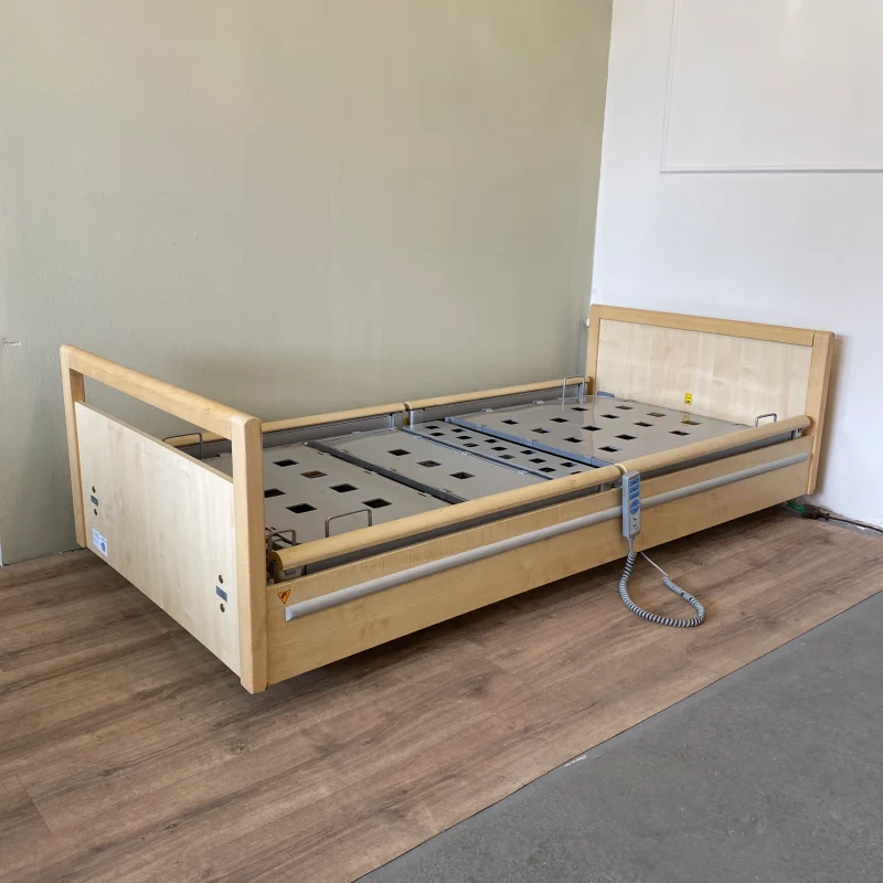 Világos fa dekoros elektromos ápolási ágy osztott korlátokkal