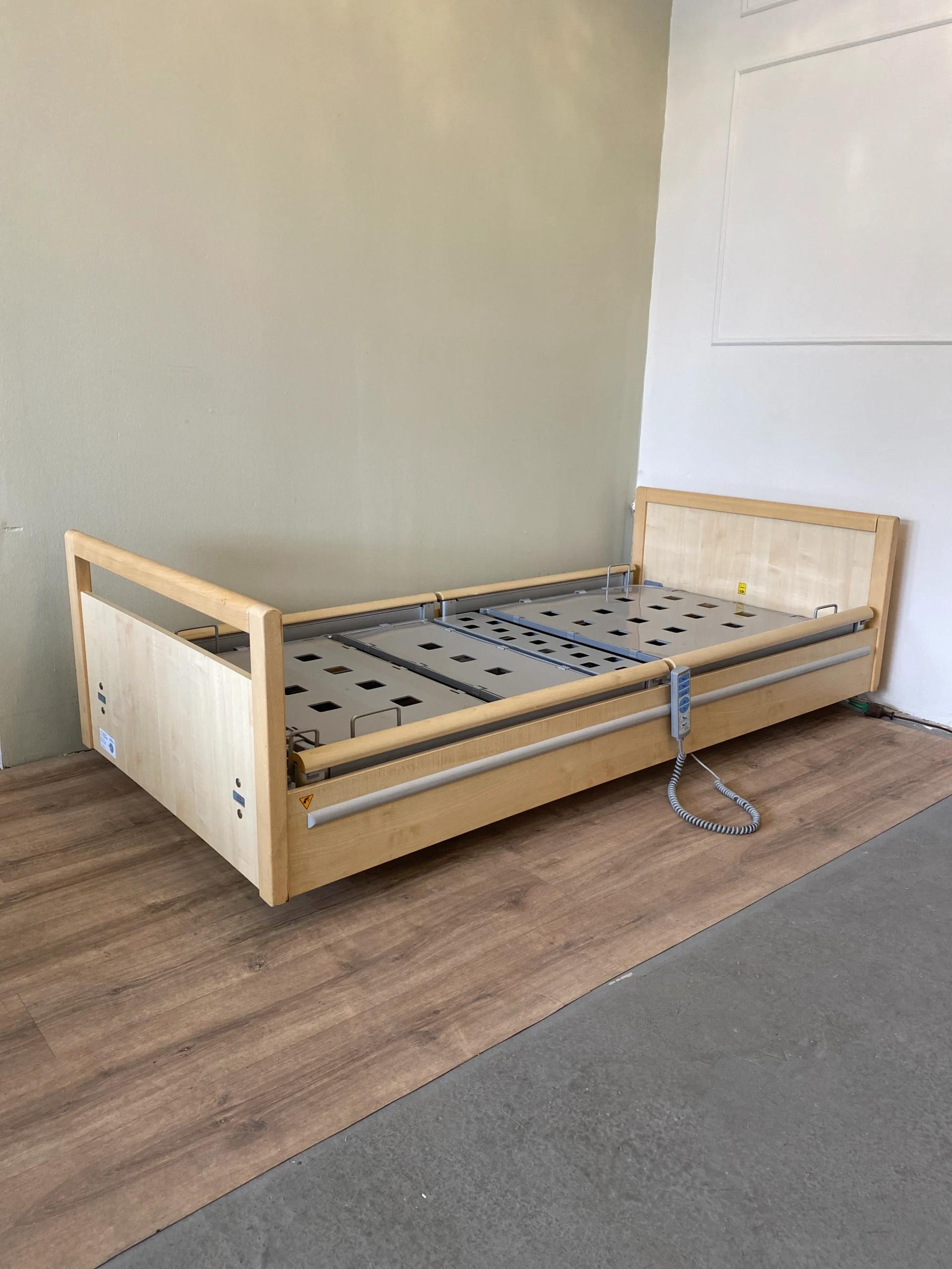 Világos fa dekoros elektromos ápolási ágy osztott korlátokkal
